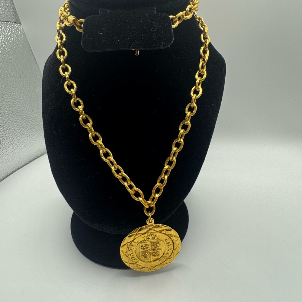 CHANEL Vintage 24-karat gold plated medallion chain necklace